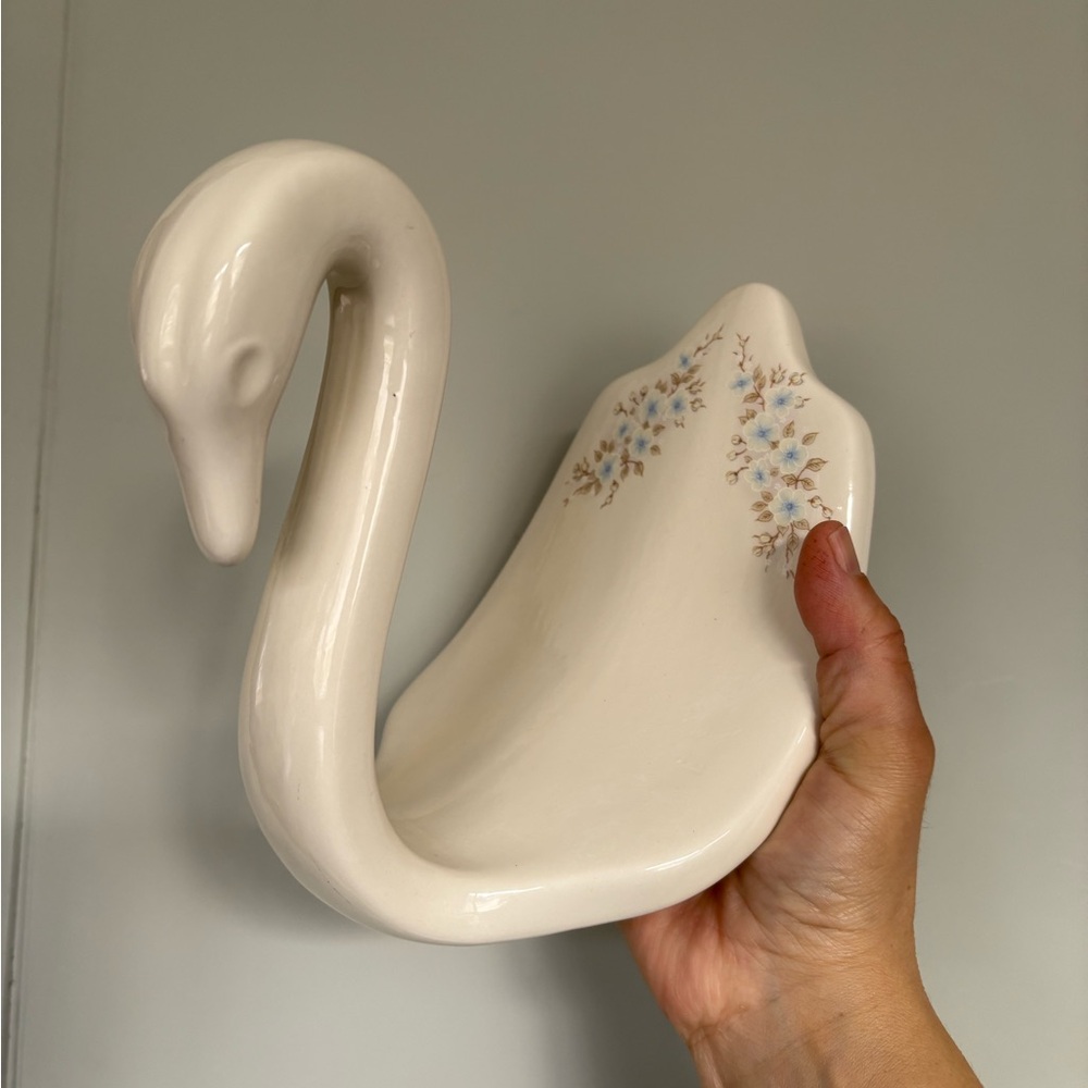 Mid Century Swan Statuary Guest Hand Towel Display 1970s